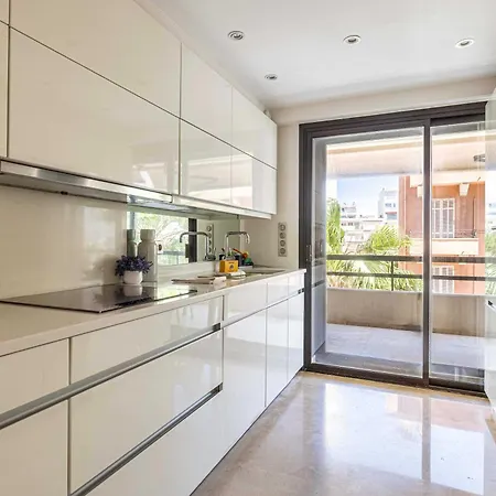 Modern A C 2br 4p -
