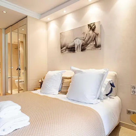 Modern A C 2br 4p -