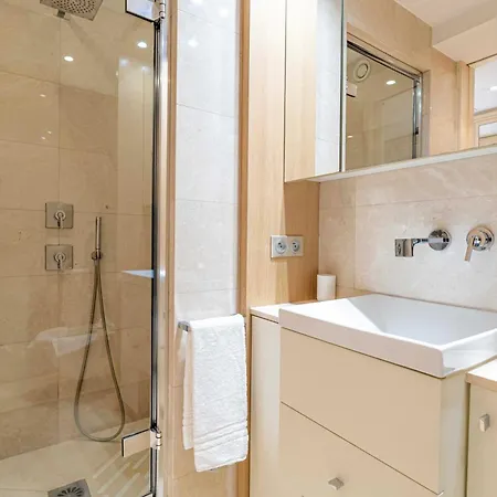 Modern A C 2br 4p - *