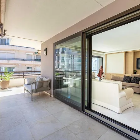 Modern A C 2br 4p -