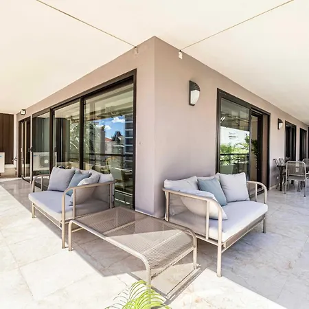 Modern A C 2br 4p - *